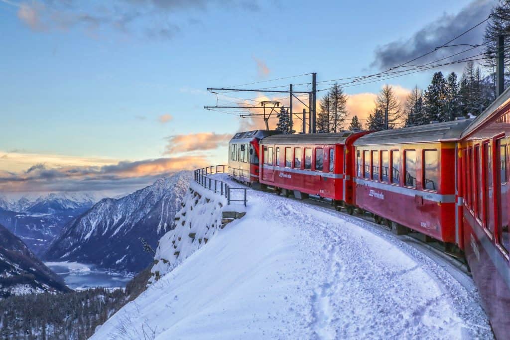 รถไฟสายโรแมนติก “เบอร์นิน่า เอ็กซ์เพรส” (Bernina Express)